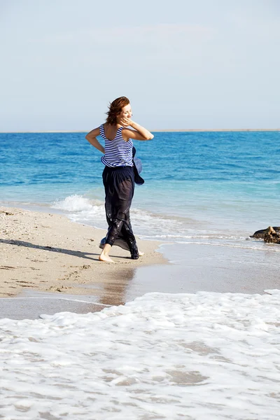 Vacker garvade kvinna vilar på stranden i sommardag — Stockfoto