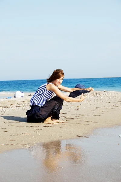 Beautiful  tanned woman resting on the beach in summer day — Stock Photo, Image