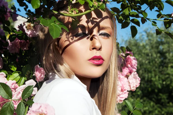 Close-up retrato de mulher bonita e de moda em óculos de sol, tiro estúdio. Maquiagem profissional e penteado — Fotografia de Stock