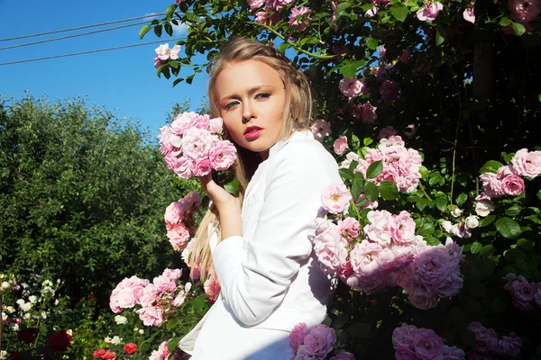 Donna di bellezza con mazzo di fiori di rosa. Trucco professionale e ha — Foto Stock