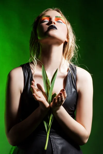 Mulher de beleza com flores de cacho. Maquiagem profissional e peludo — Fotografia de Stock