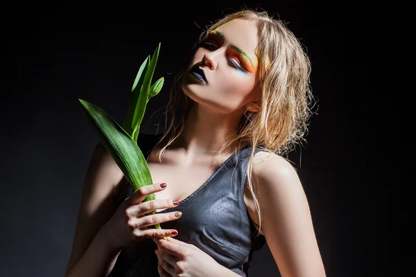 Mulher de beleza com flores de tulipa. Maquiagem profissional e penteado — Fotografia de Stock