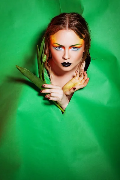 Schönheit Frau mit Blumenstrauß. Professionelles Make-up und Haarschnitt — Stockfoto