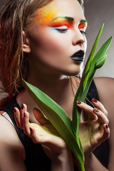 Mujer de belleza con flores ramo. Maquillaje profesional y peluquería —  Fotos de Stock