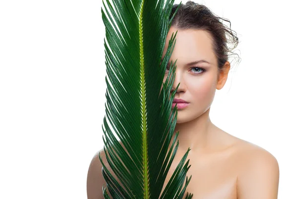 Mujer con hoja de palma . —  Fotos de Stock