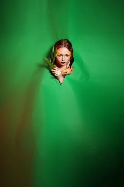 Güzellik kadını grup çiçekli. Profesyonel makyaj ve hairsty