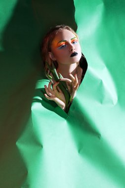 Güzellik kadını grup çiçekli. Profesyonel makyaj ve hairsty