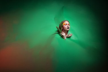 Güzellik kadını grup çiçekli. Profesyonel makyaj ve hairsty