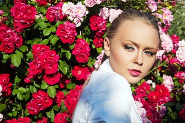 Belle femme avec plein de fleurs. Maquillage professionnel et chevelu — Photo