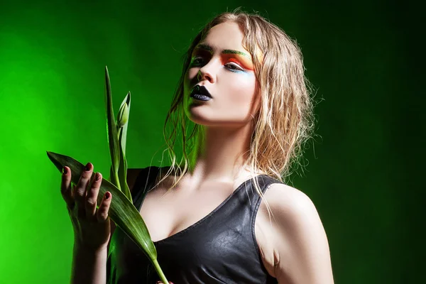 Mulher de beleza com flores de cacho. Maquiagem profissional e peludo — Fotografia de Stock