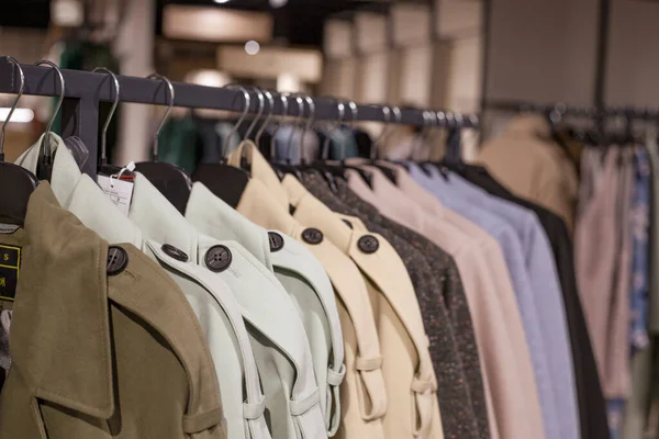 Dámské Oblečení Podzimní Zimní Kolekce Džínové Bundy Ramínkách Obchodě Koncepce — Stock fotografie