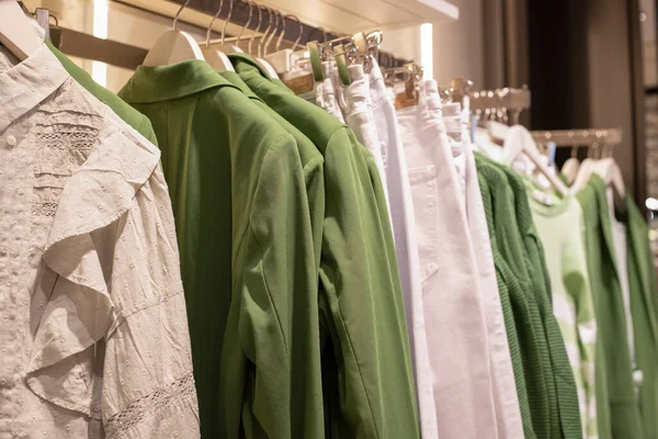 Coleção Roupas Femininas Cabides Loja Conceito Consumo Consciente Reciclagem Das — Fotografia de Stock