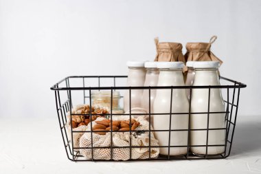 çeşitli cam şişelerdeki fındık ve tahıllardan laktozsuz süt çeşitleri. Fındık, yulaf, Hindistan cevizi, badem, ceviz...