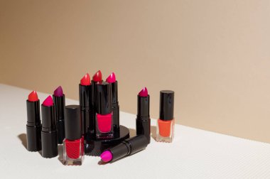 Kırmızının ve pembenin farklı tonlarında ruj kıvrımlı bir arka planda.