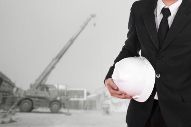 kask inşaat vinç arka plan ile tutan mühendisi