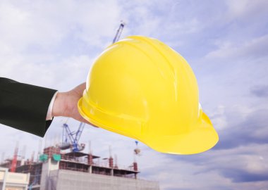 el inşaat vinç backgrou kask tutan mühendisi