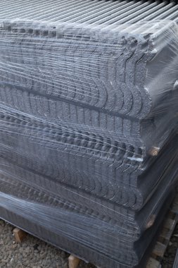 beton kiremit (gri renk) inşaat sahasında yığını