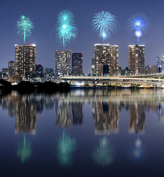 Fireworks celebrating over Tokyo cityscape with mirror reflectio — Stock Photo, Image