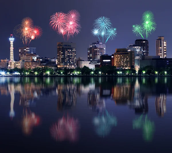 Fuochi d'artificio che celebrano il paesaggio urbano di Yokohama di notte — Foto Stock