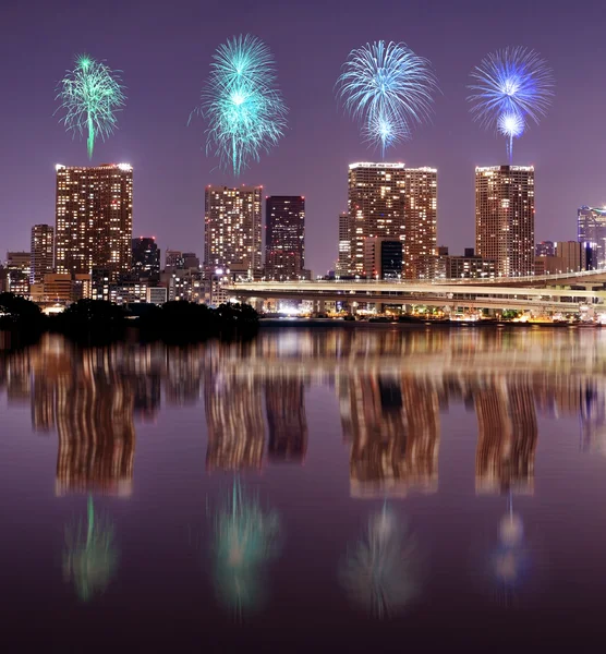 Fuochi d'artificio che celebrano il paesaggio urbano di Tokyo vicino — Foto Stock
