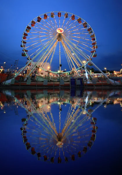 Riesenrad im Freizeitpark mit Wasserspiegelung — Stockfoto