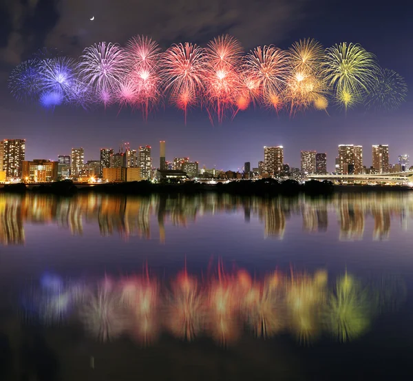 Fireworks celebrating over Tokyo cityscape at nigh — Stock Photo, Image