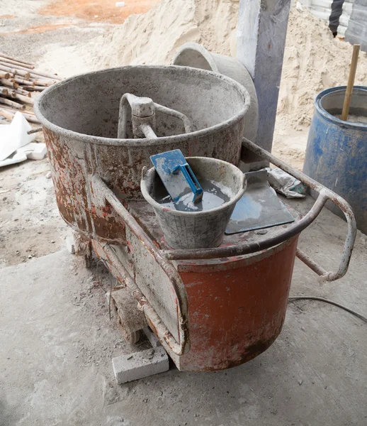 Hormigonera de cemento en obra — Foto de Stock