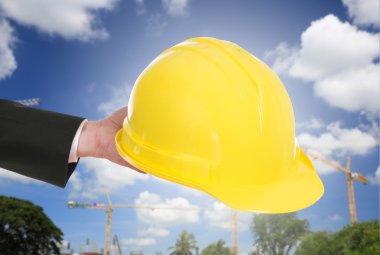 el inşaat vinç backgrou kask tutan mühendisi