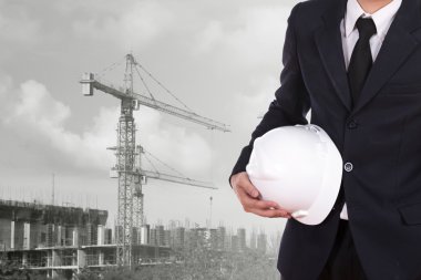 kask inşaat vinç arka plan ile tutan mühendisi