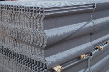 beton kiremit (gri renk) inşaat sahasında yığını
