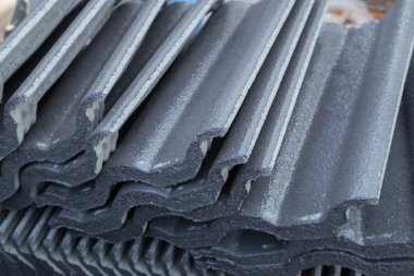beton kiremit (gri renk) inşaat sahasında yığını
