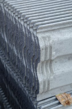 beton kiremit (gri renk) inşaat sahasında yığını