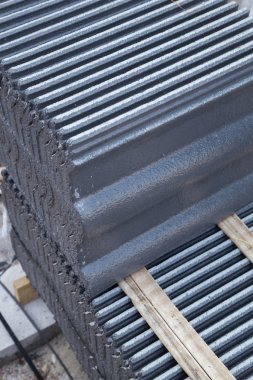 beton kiremit (gri renk) inşaat sahasında yığını