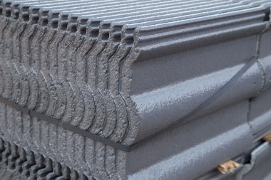 beton kiremit (gri renk) inşaat sahasında yığını