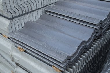 beton kiremit (gri renk) inşaat sahasında yığını