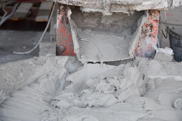 Coulée de ciment ou de mortier de la bétonnière au salver pour constru — Photo