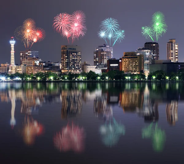 Fuochi d'artificio che celebrano il paesaggio urbano di Yokohama di notte — Foto Stock