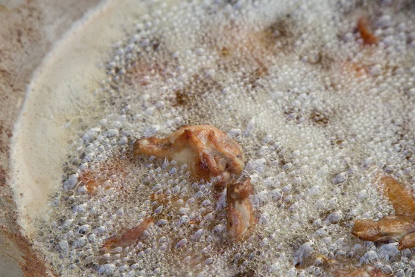 Kip diepe frituren in olie in een pan — Stockfoto