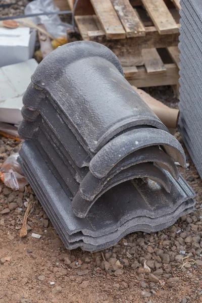 Beton-Dachziegel (graue Farbe) auf Baustelle — Stockfoto © geargodz