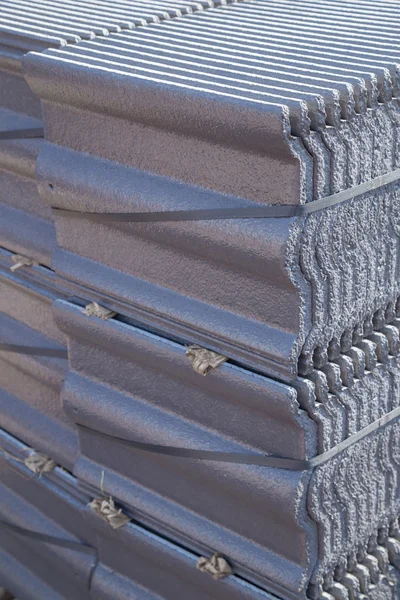 Betondachziegel (graue Farbe) auf der Baustelle — Stockfoto © geargodz
