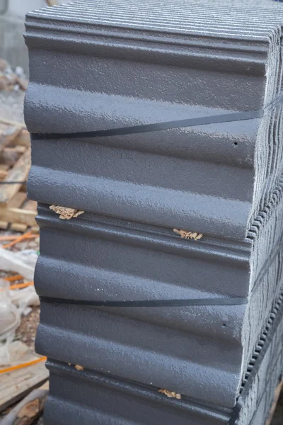 Stos dachówek betonowych (szary kolor) w budowie — Zdjęcie stockowe