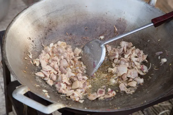 Frittura di carne di maiale in una pentola — Foto Stock