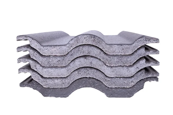 Pila di tegole in cemento (colore grigio) su bianco — Foto Stock
