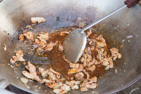 Frittura di carne di maiale in una pentola — Foto Stock