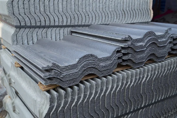 Стеллаж бетонной черепицы (серого цвета) на строительной площадке — стоковое фото
