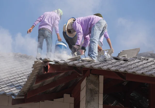 işçiler kiremit ev inşa için yükleme