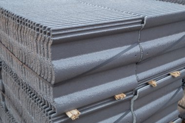 beton kiremit (gri renk) inşaat sahasında yığını