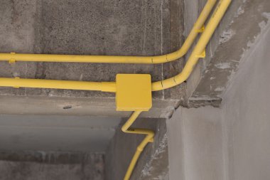 Elektrik kutuları ve kabloları concre üzerinde gömülü sarı Pvc boru