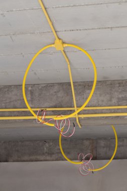 Elektrik kutuları ve kabloları concre üzerinde gömülü sarı Pvc boru