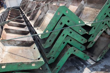 Çelik sütunlar inşaat sitedeki çerçeve